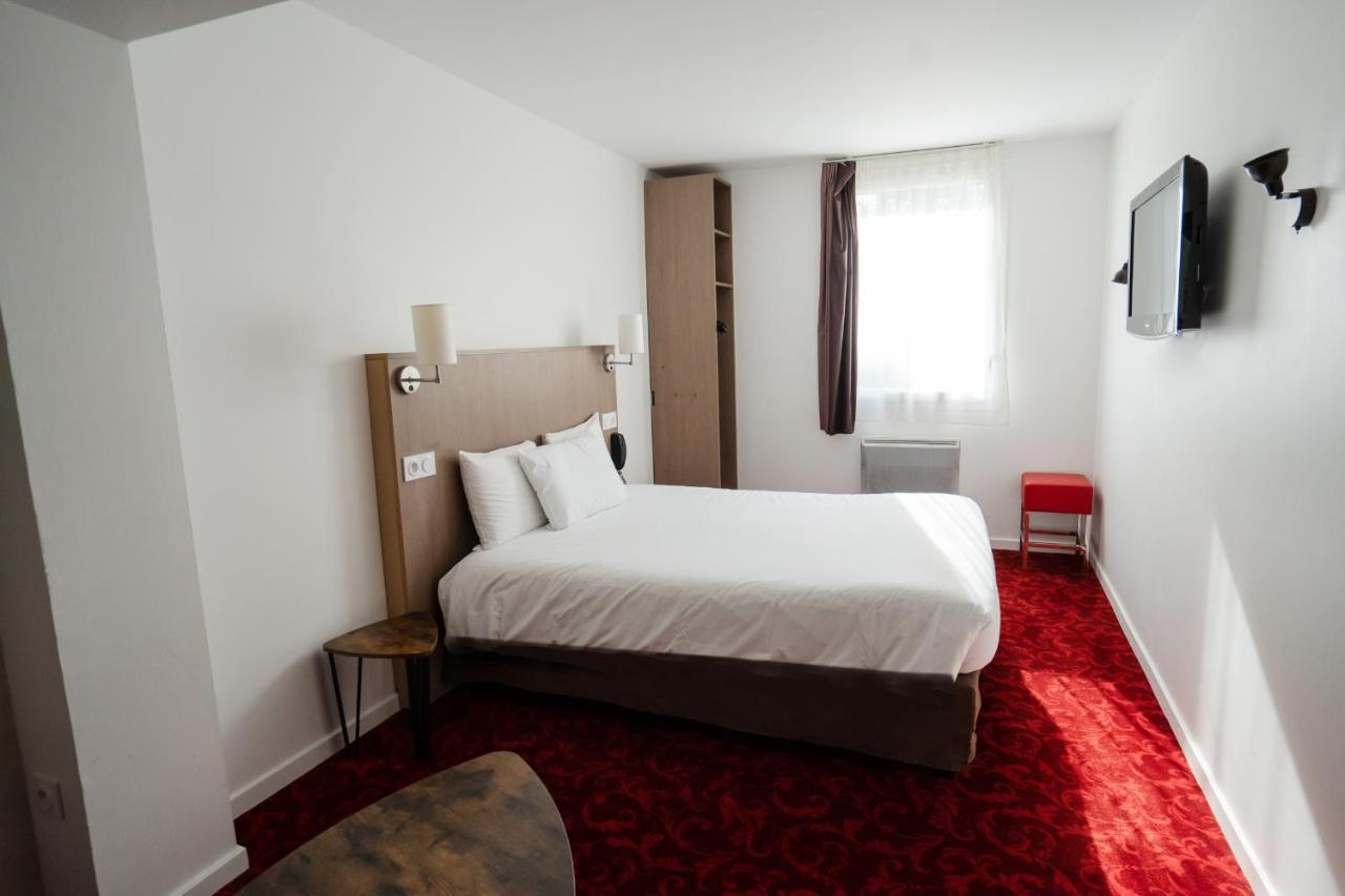 Brit Hotel Essentiel Cholet Bagian luar foto