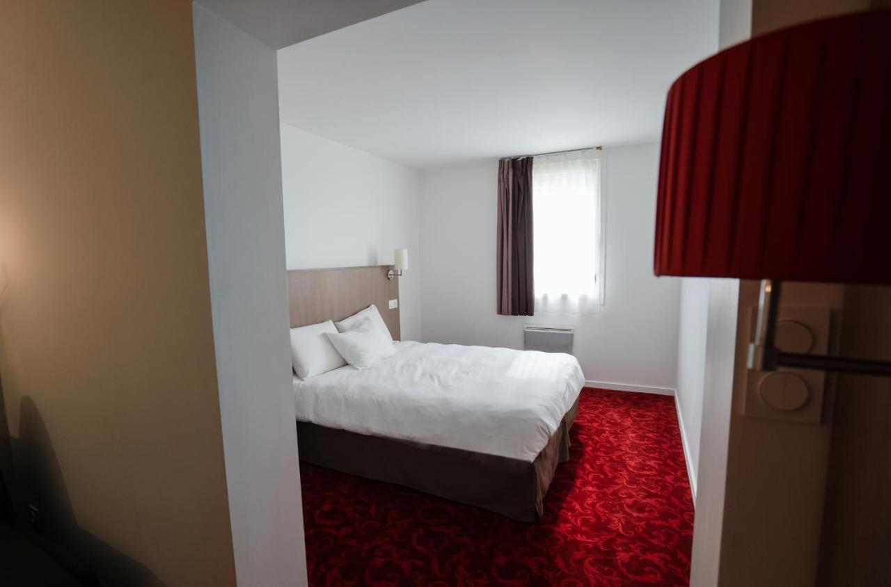 Brit Hotel Essentiel Cholet Bagian luar foto