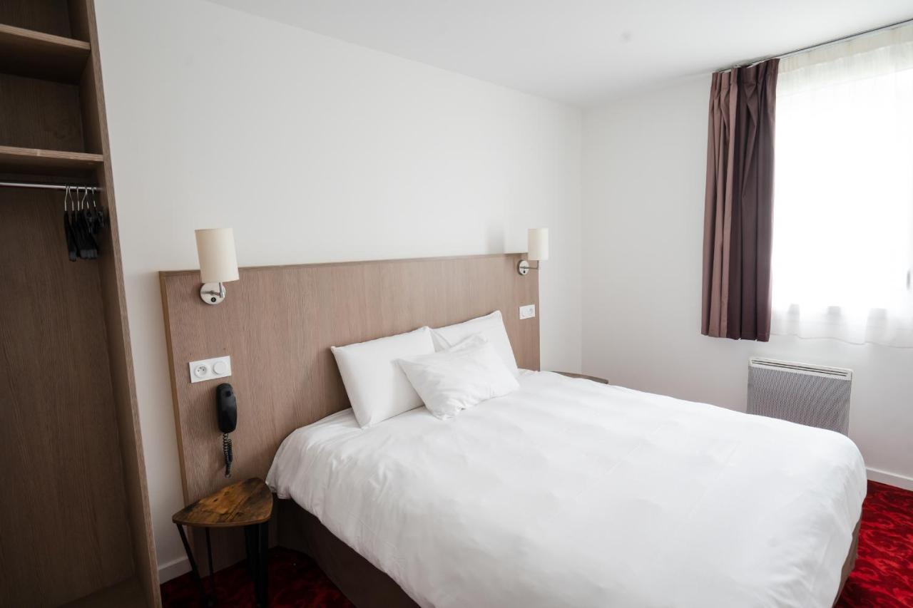 Brit Hotel Essentiel Cholet Bagian luar foto