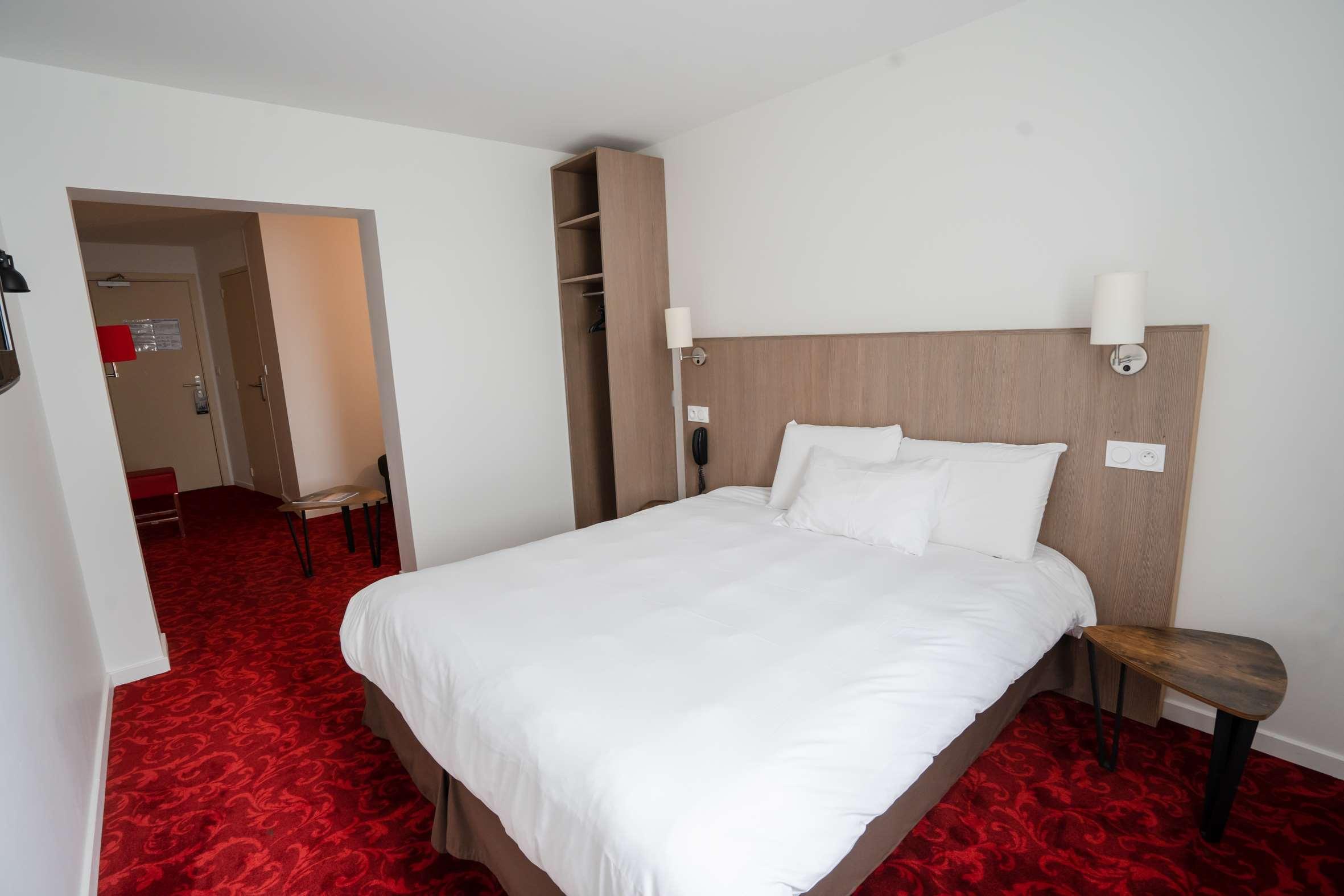 Brit Hotel Essentiel Cholet Bagian luar foto