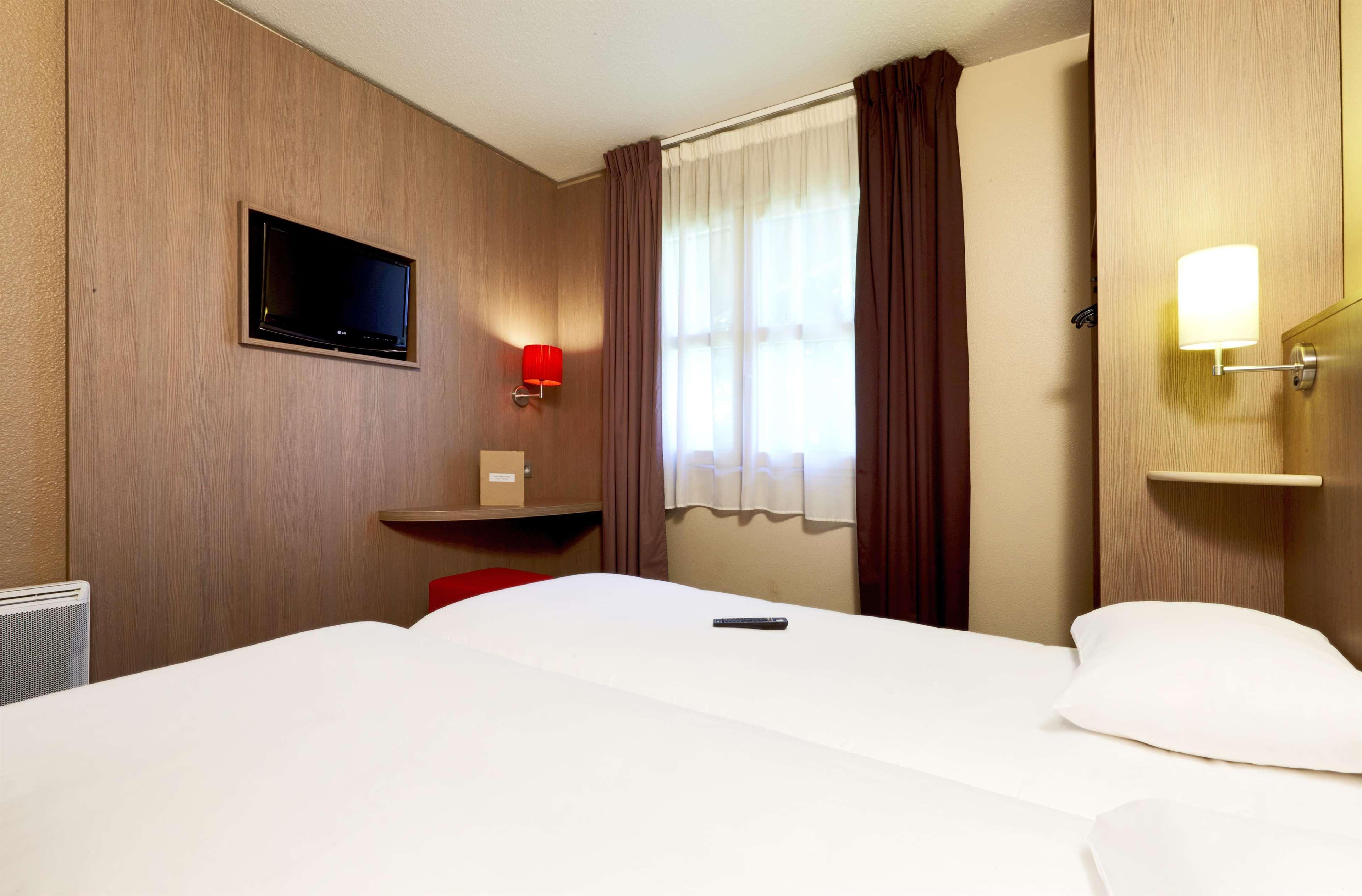 Brit Hotel Essentiel Cholet Bagian luar foto
