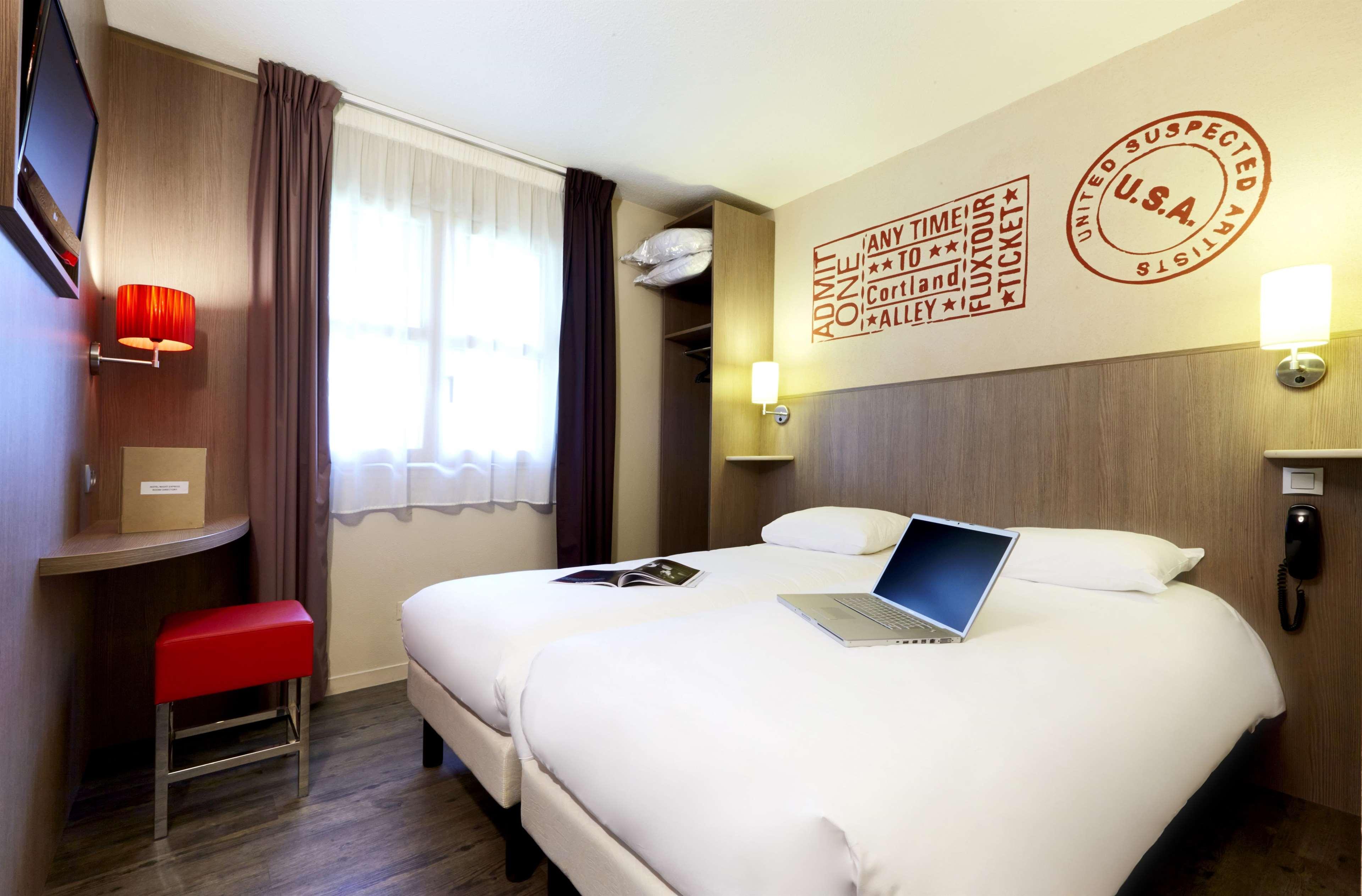 Brit Hotel Essentiel Cholet Bagian luar foto