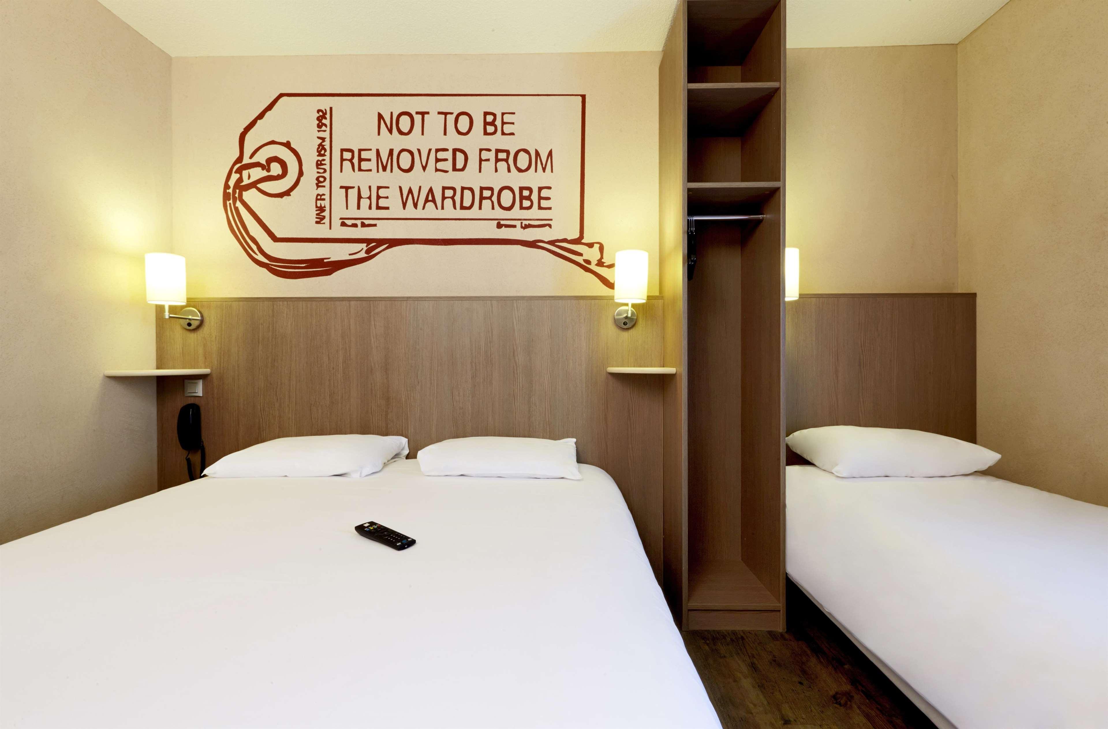 Brit Hotel Essentiel Cholet Bagian luar foto