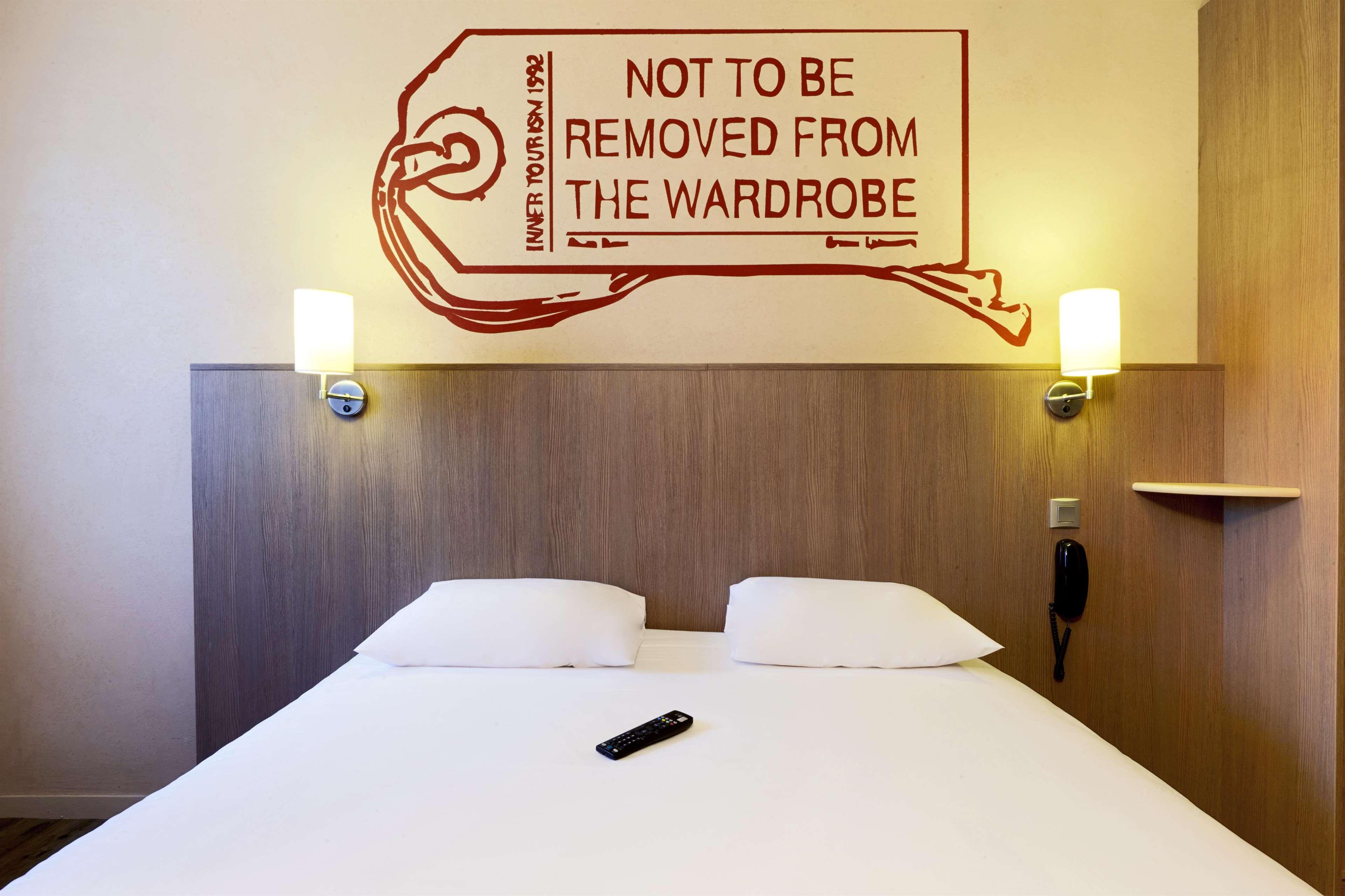 Brit Hotel Essentiel Cholet Bagian luar foto