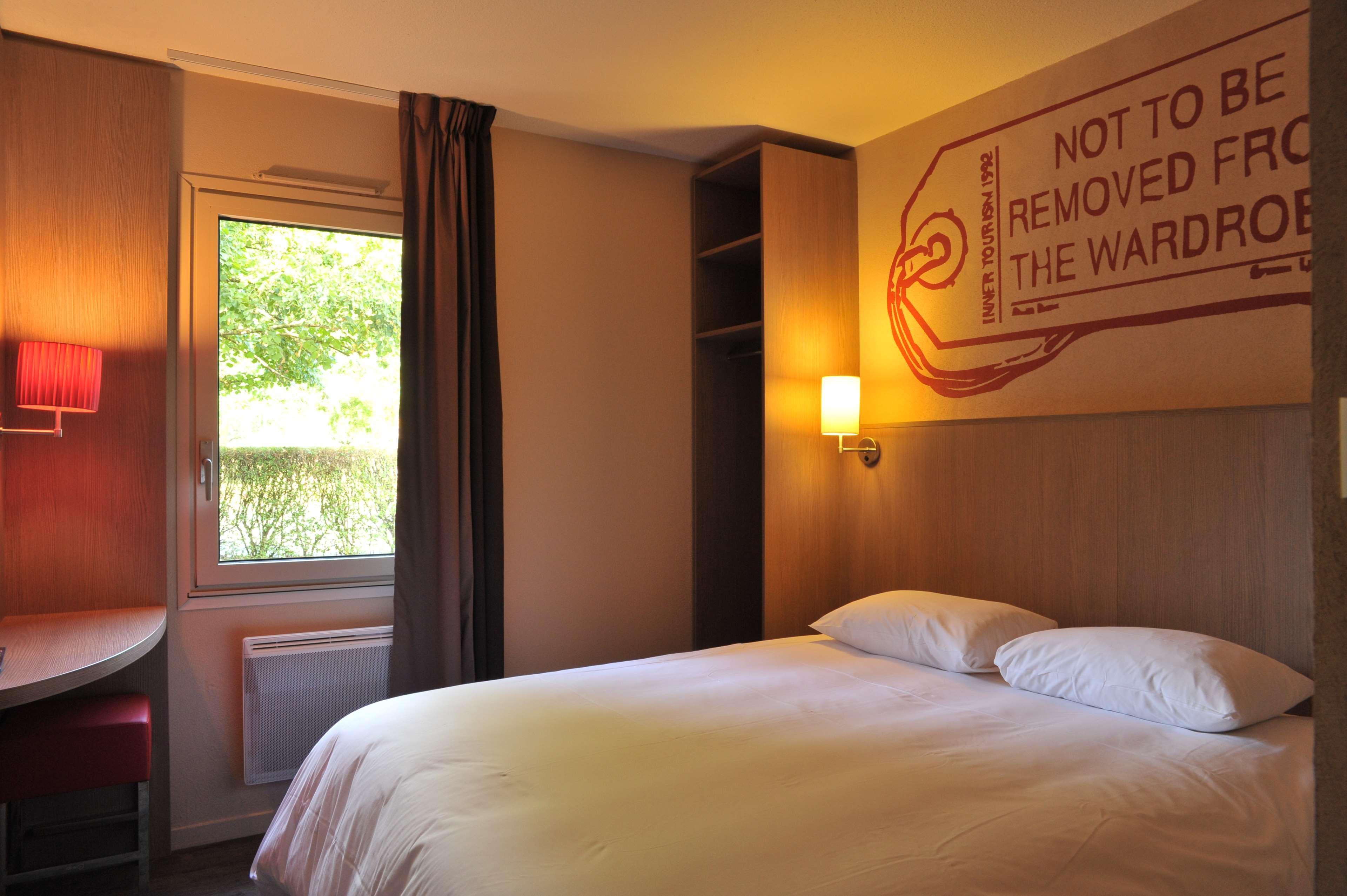 Brit Hotel Essentiel Cholet Bagian luar foto