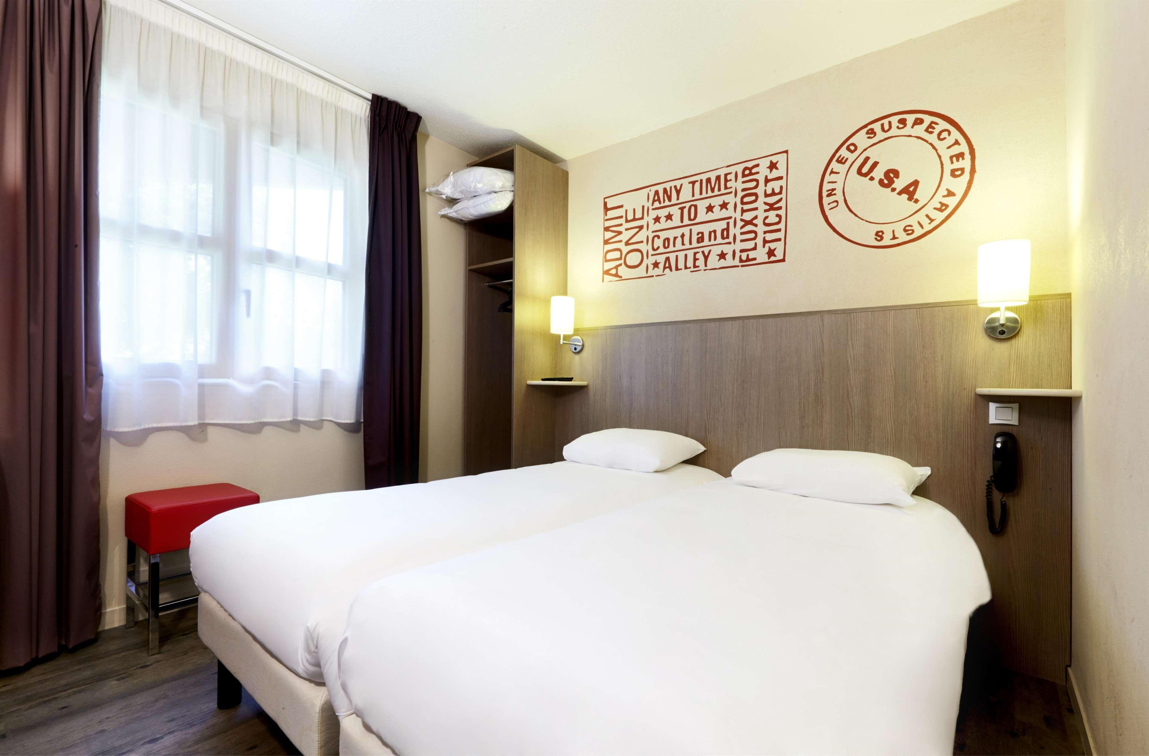 Brit Hotel Essentiel Cholet Bagian luar foto