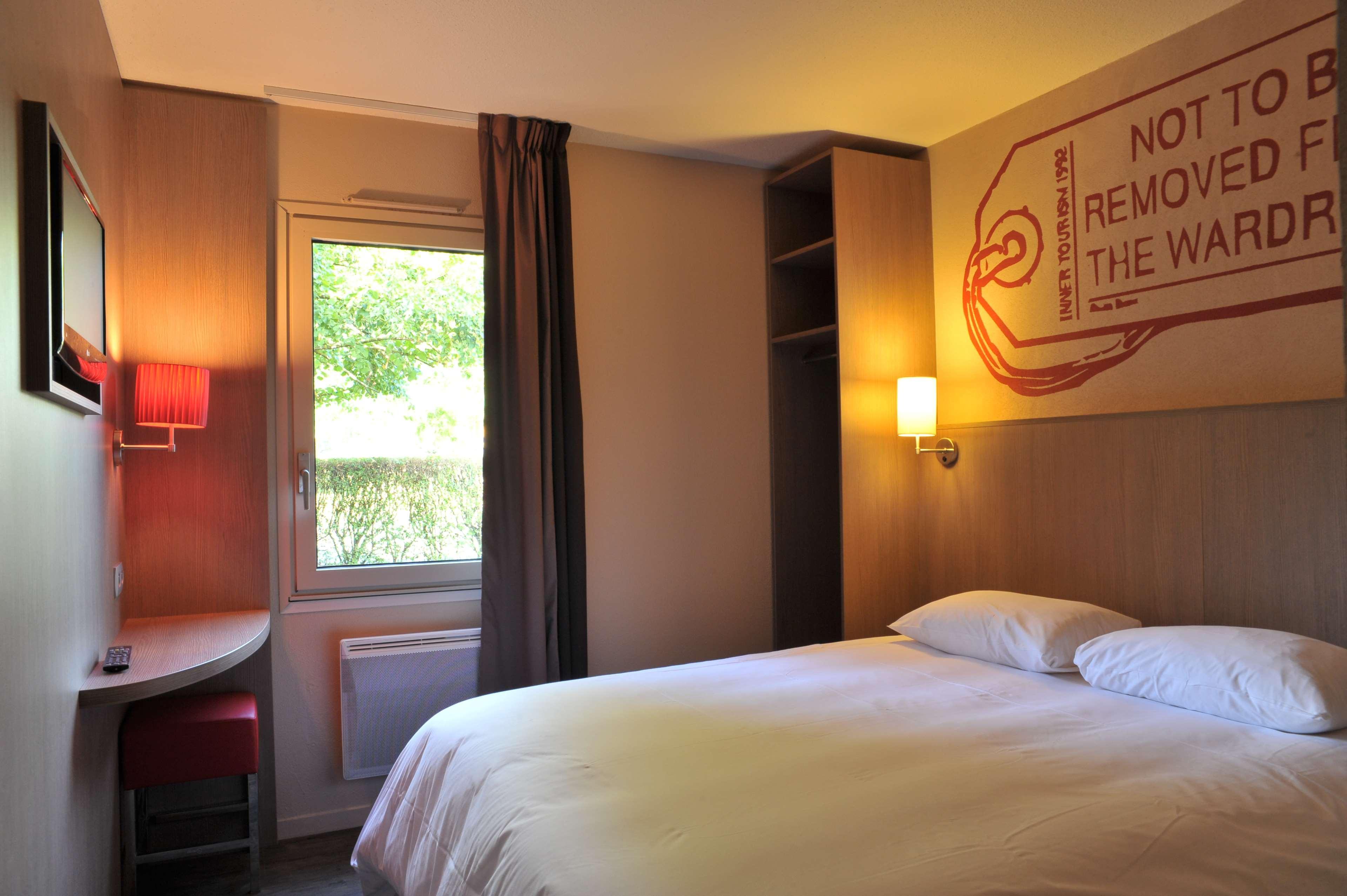 Brit Hotel Essentiel Cholet Bagian luar foto