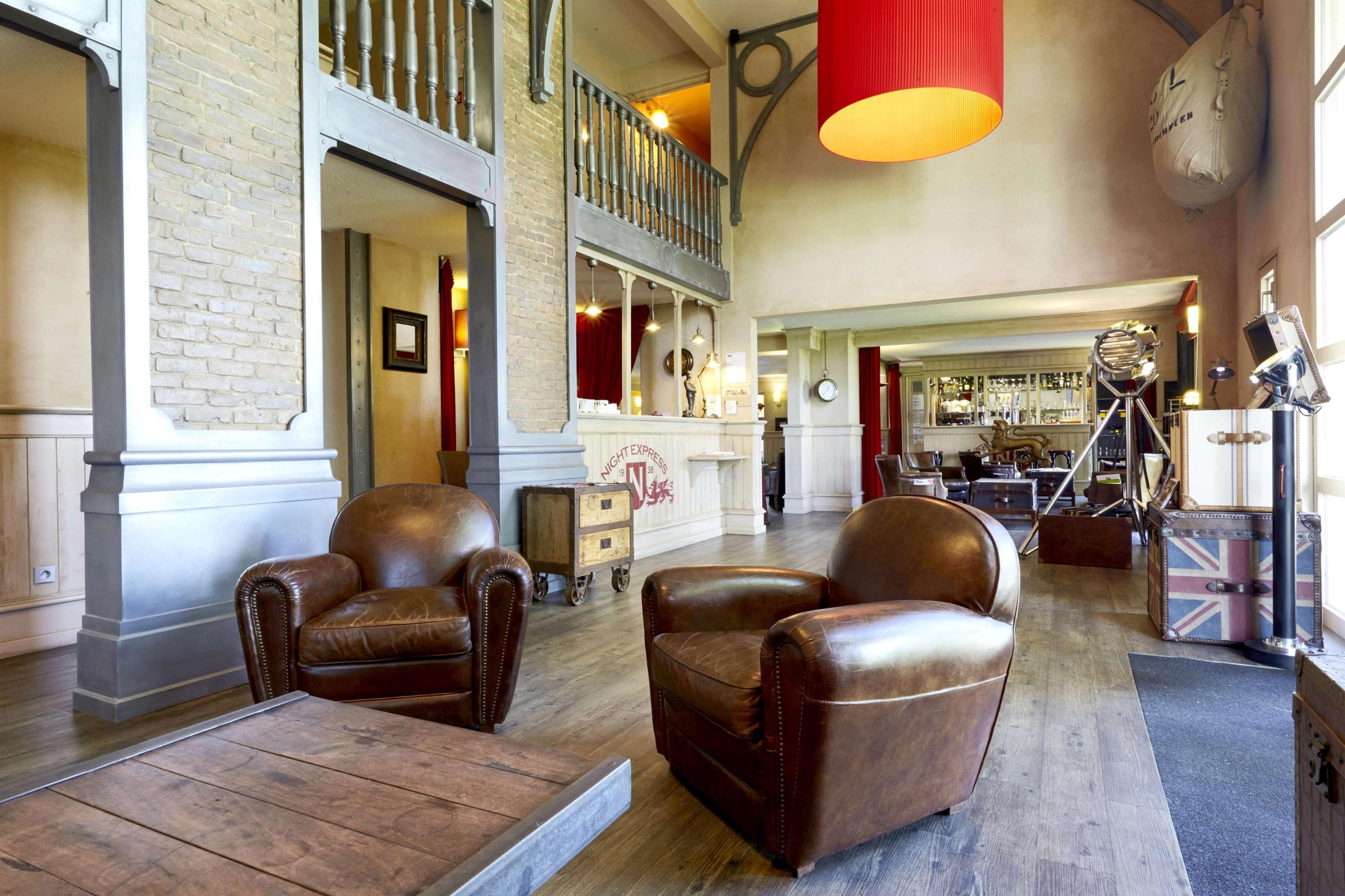 Brit Hotel Essentiel Cholet Bagian luar foto