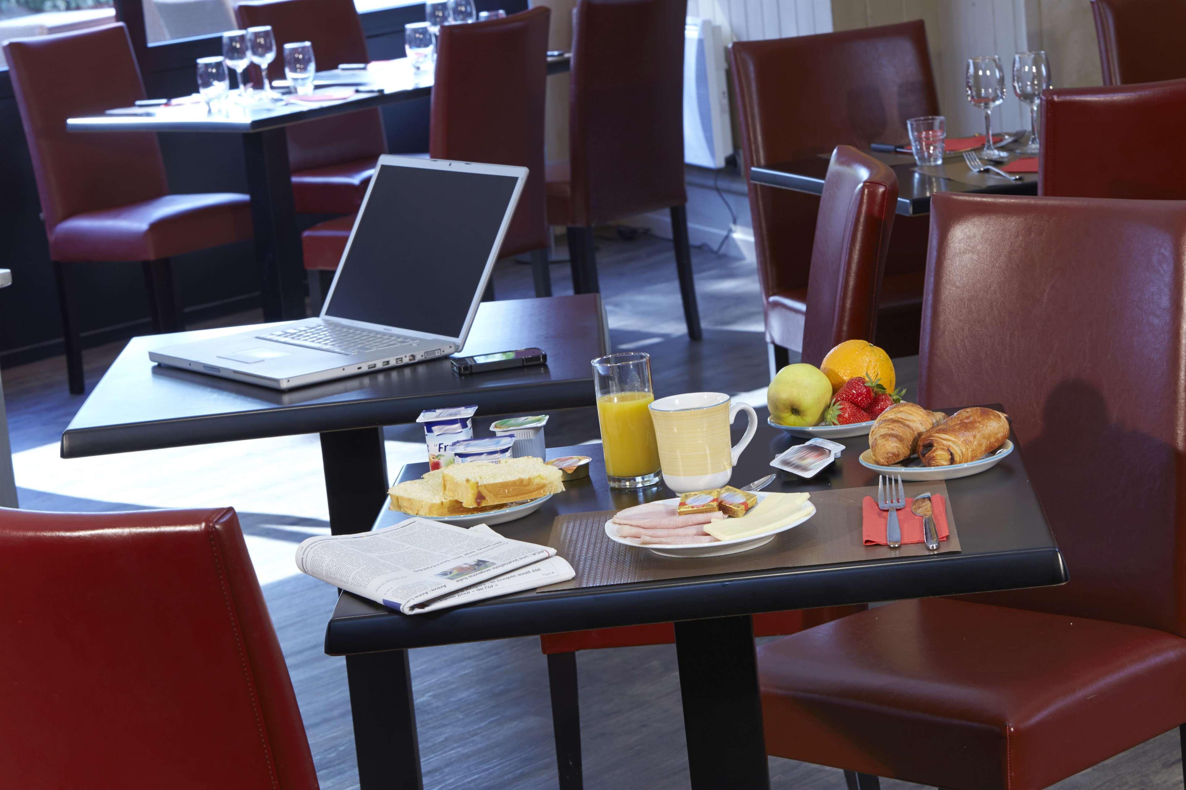 Brit Hotel Essentiel Cholet Bagian luar foto
