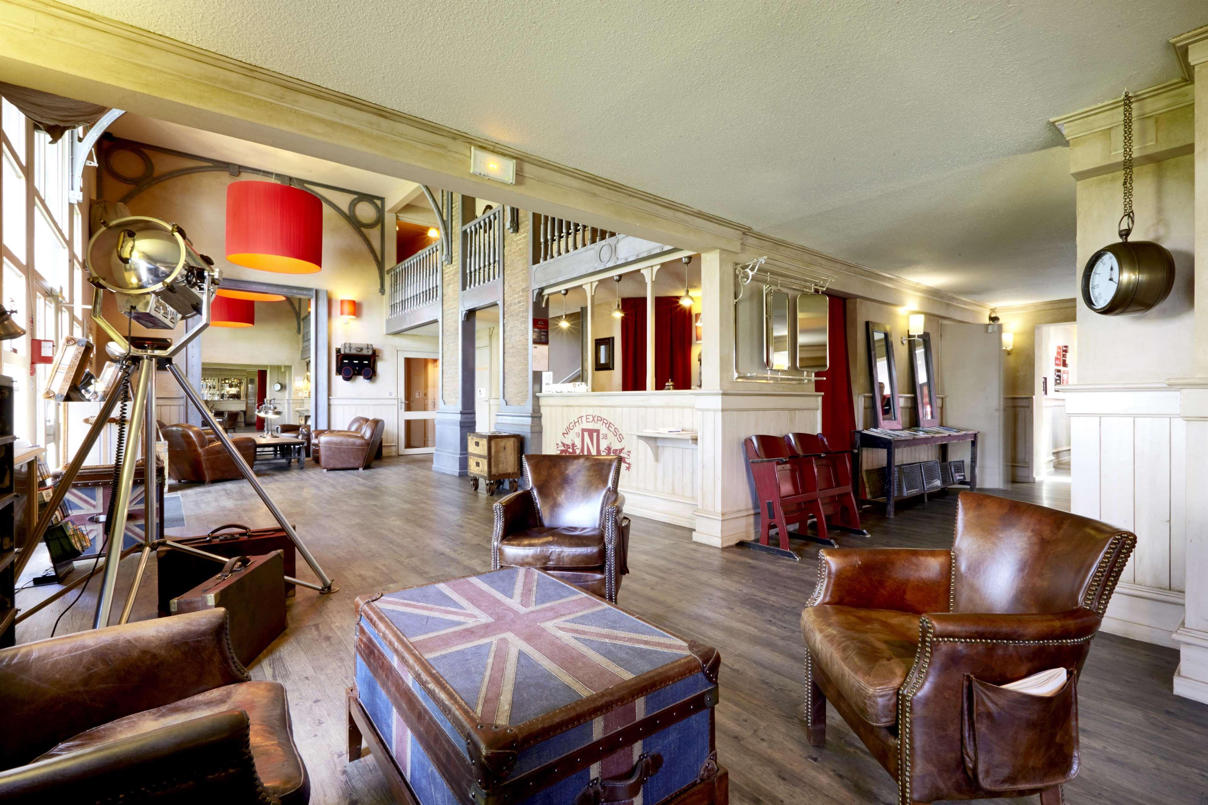 Brit Hotel Essentiel Cholet Bagian luar foto