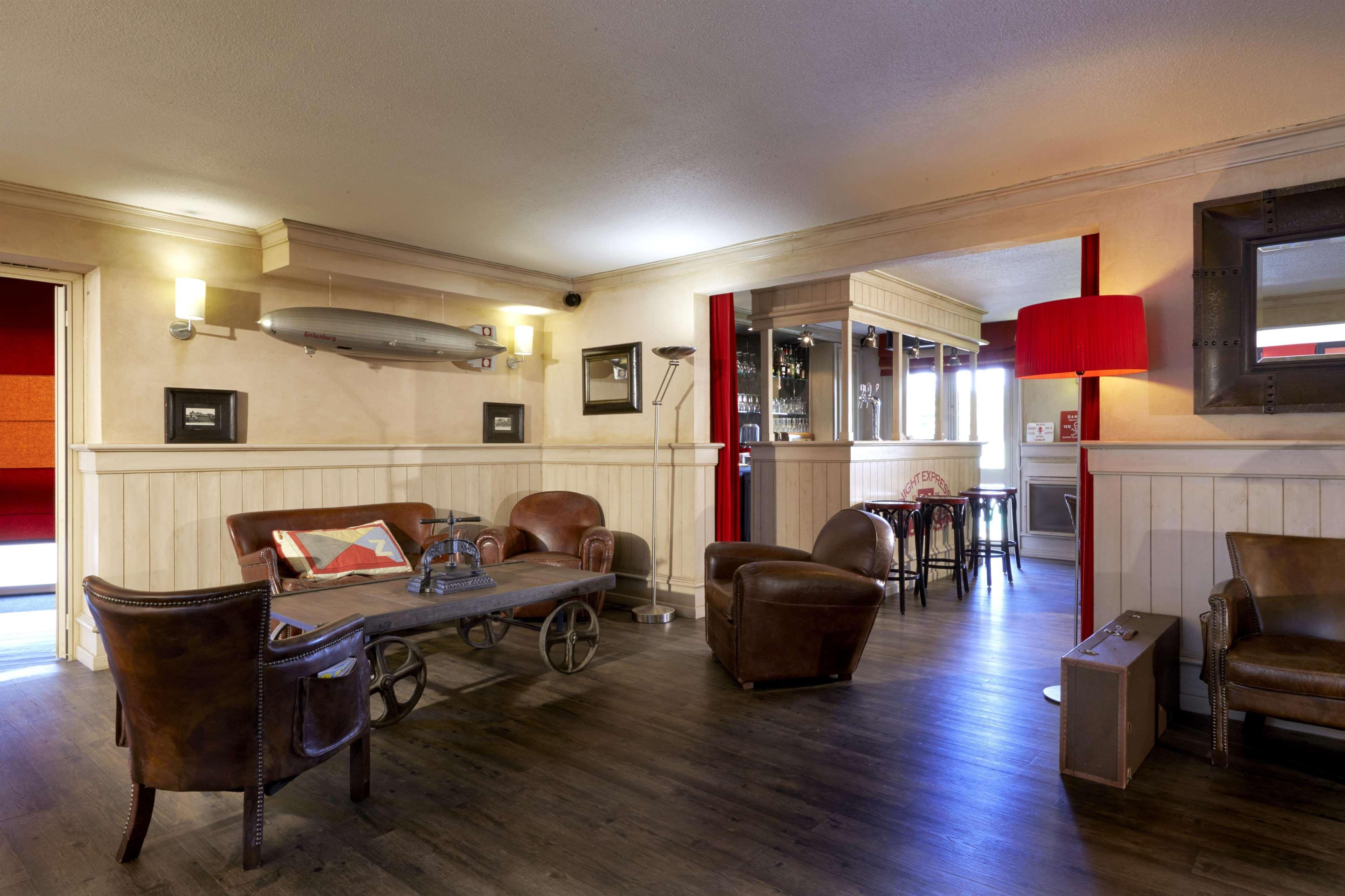 Brit Hotel Essentiel Cholet Bagian luar foto