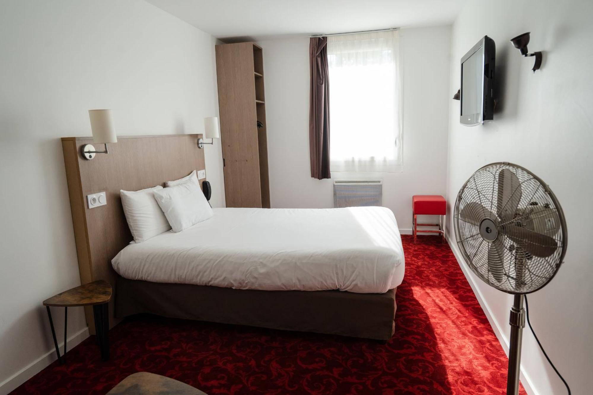 Brit Hotel Essentiel Cholet Bagian luar foto