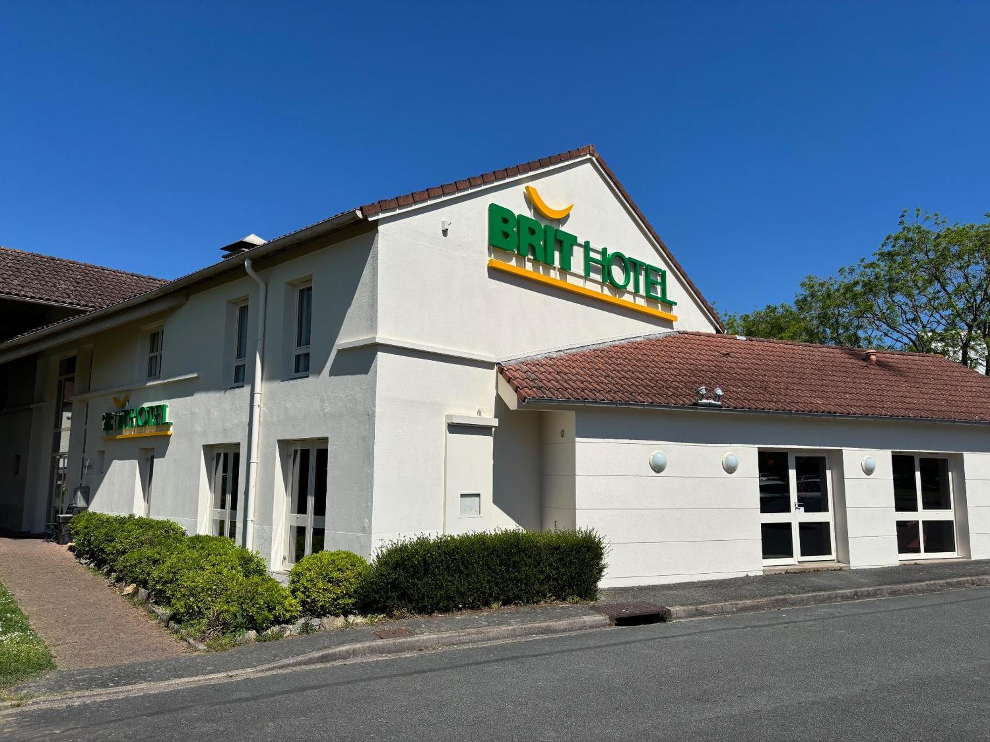 Brit Hotel Essentiel Cholet Bagian luar foto