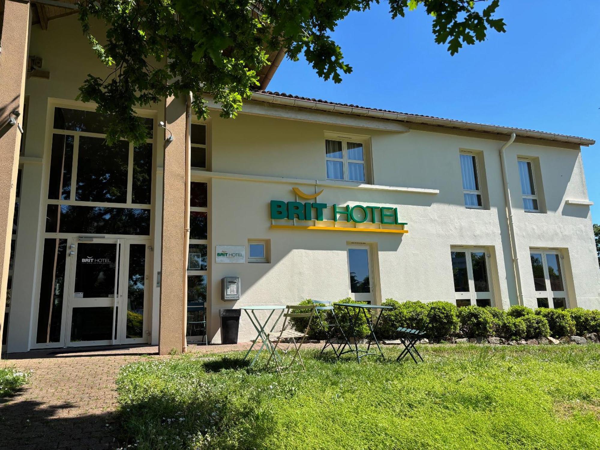 Brit Hotel Essentiel Cholet Bagian luar foto